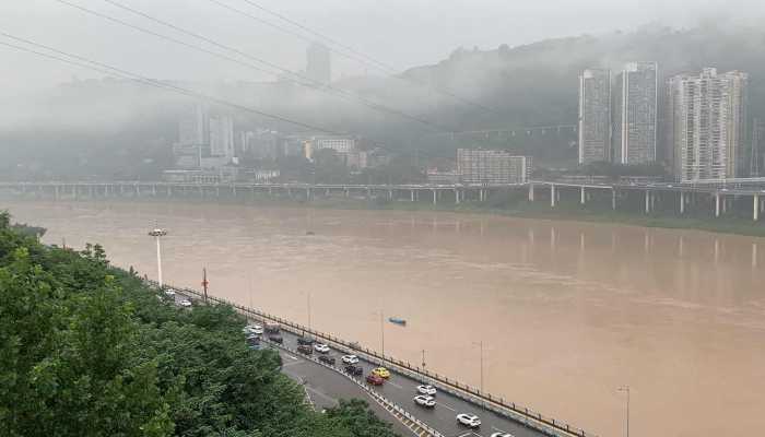 今起三天重庆阴雨逐渐上线 多路段受大雾影响能见度低