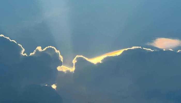 浙江武義天空出現超大魚形云朵 夕陽給其鍍上了一層金光