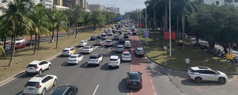 汽車大燈LED好還是疝氣大燈好