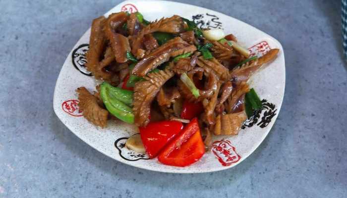 小土豆沈阳早市买鱿鱼被骗10元1两 小土豆早市被宰管理员出面怒怼商家