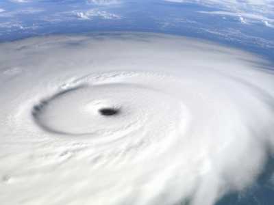 美国附近遭遇超17级超强飓风 风眼太空清晰可见