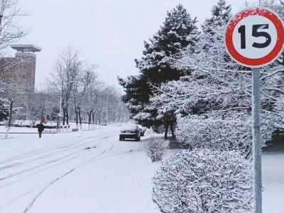 新疆的风雪有多猛 交警12级风雪天刨出23辆车