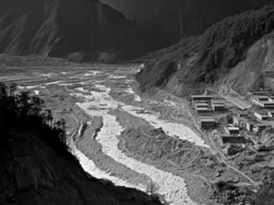  What are the characteristics of debris flow deposits? What are the hazards of debris flow