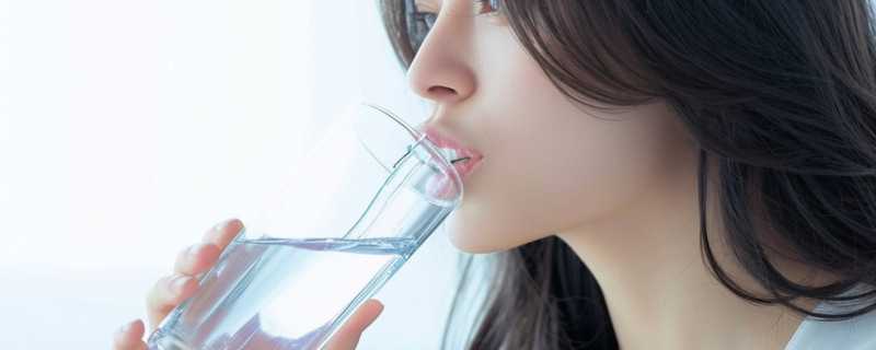 长期用吸管喝水可能会加深唇纹 有多少人没有意识到的危害