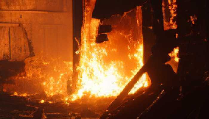 美国加州戈尔曼野火蔓延1.5万英亩至少1人受伤 民宅和商业建筑受到火灾威胁