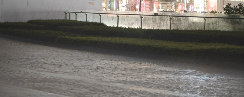 中国游客讲述普吉岛暴雨逃生经历 在水里找衣服有路面塌陷