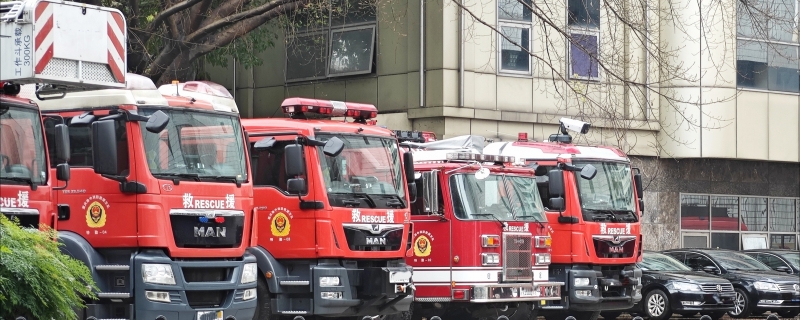 男孩跌入4米深雨水井 妈妈撕床单当绳索